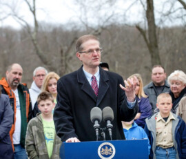 April 23, 2014 – Senator Hutchinson spoke to local residents during the announcement of state funding to restore Glade Run Lake in Butler County. 04/23/14